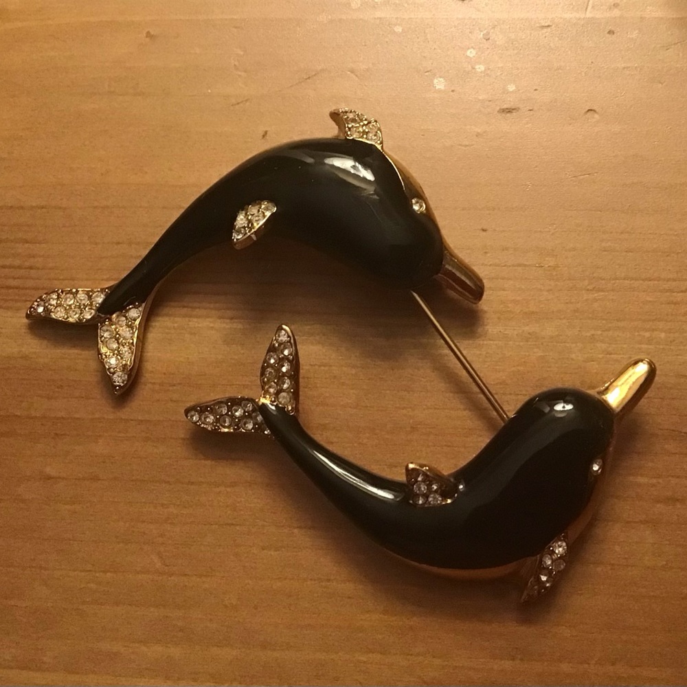 Kenneth J. Lane: Double Dolphin 3D stick pin/brooch gold tone black and gold.